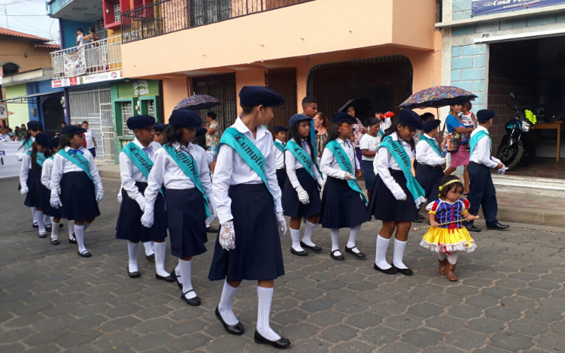 Jóvenes y niños de Somoto saludan a las Fiestas Patrias