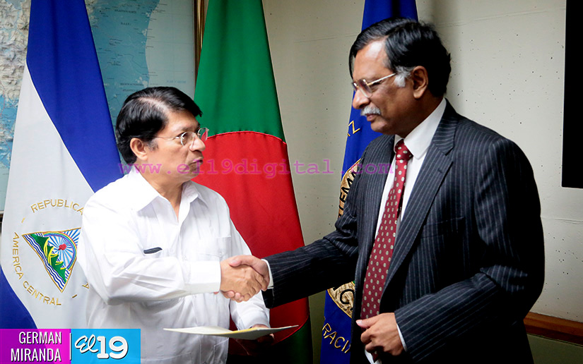 Embajador de la República Popular de Bangladesh entrega copias de estilo en Cancillería