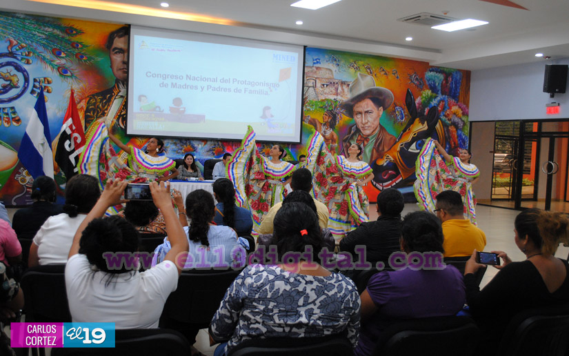 Padres de familia participan en congreso del protagonismo