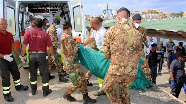 Aparecen otros 40 cadáveres bajo el barco naufragado en Italia
