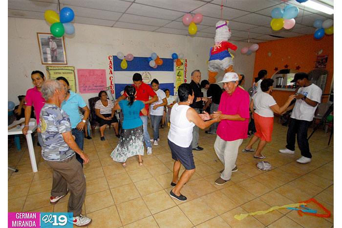Jóvenes comparten con adultos mayores una mañana recreativa
