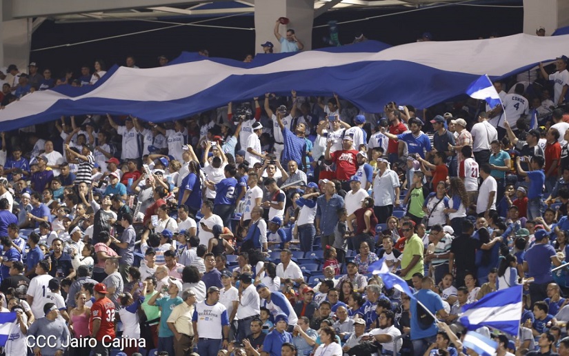 Fanáticos del béisbol se vuelcan al Estadio Nacional Dennis Martínez