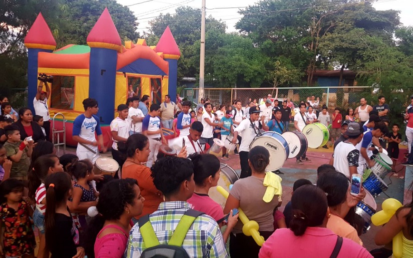 Colorido y alegre Festival Familiar en el Barrio Macarali