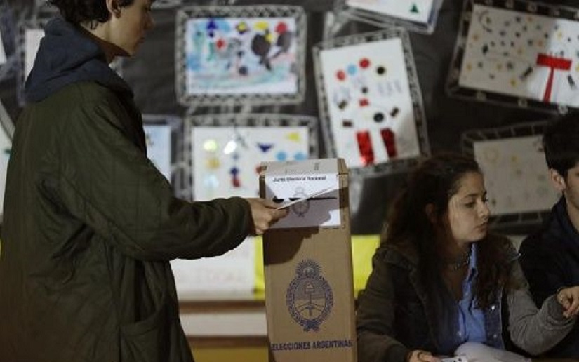 Cierran colegios electorales en comicios legislativos de Argentina