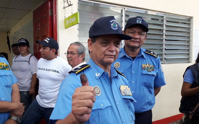 Comisionado General Francisco Díaz ejerce su derecho al voto