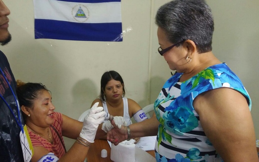 Candidatos a alcaldes y alcaldesas de distintos Municipios ejercen su derecho al voto