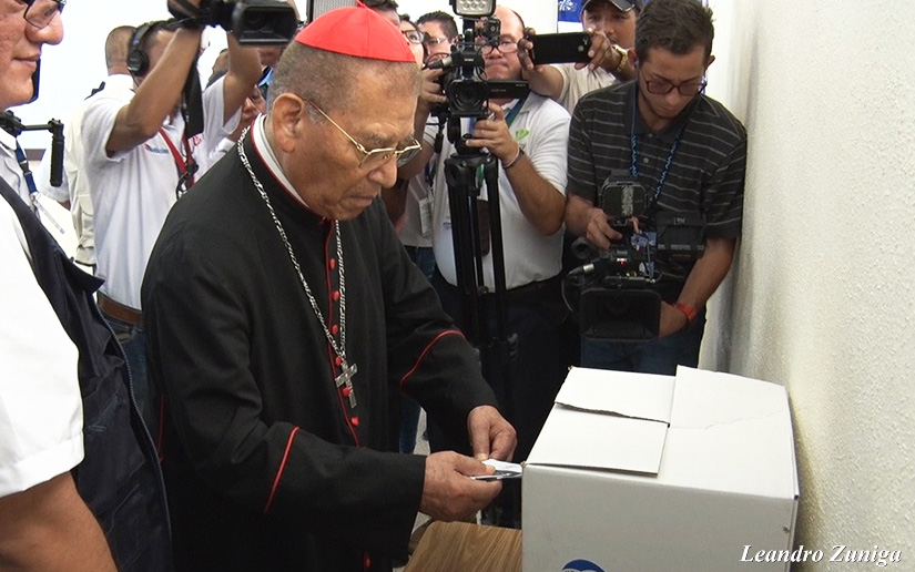 Cardenal Miguel Obando felicita a familias que han ejercido su voto
