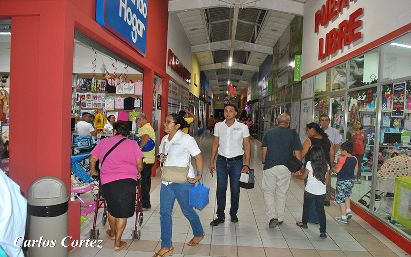 Inician las noches de compras en el Centro Comercial Managua