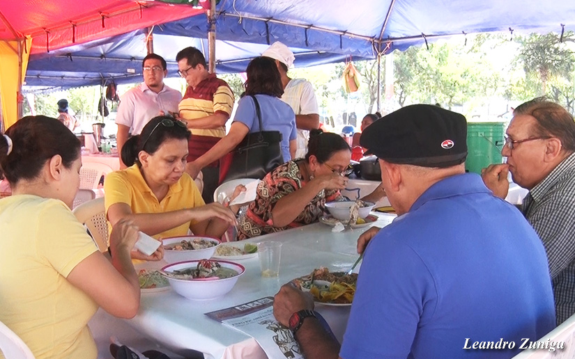 Familias disfrutan el sabor del mar en la Plaza de 22 de Agosto