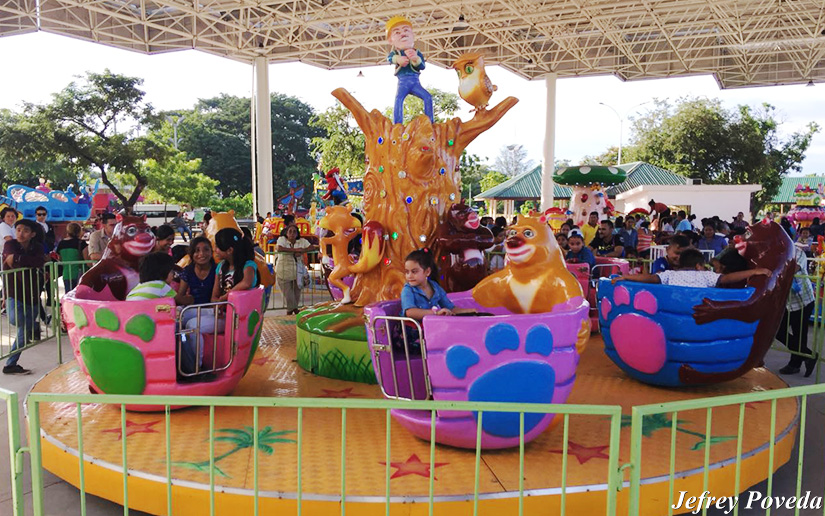 Familias disfrutan nuevos juegos infantiles en el Parque Luis Alfonso Velásquez