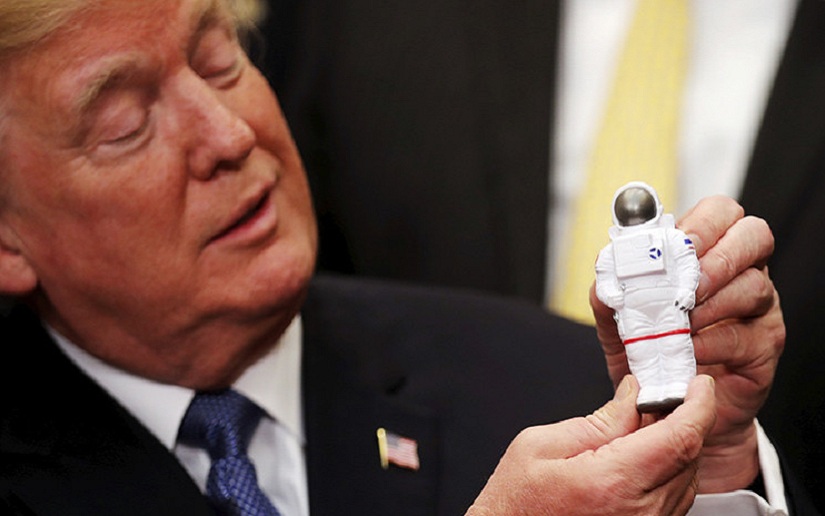 Trump anuncia que EE.UU. enviará una misión tripulada a la Luna y Marte