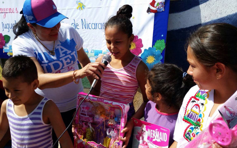 Niñez esteliana recibe juguetes por parte del gobierno sandinista.