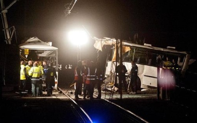 Suben a 6 los muertos por choque de autobús escolar en Francia