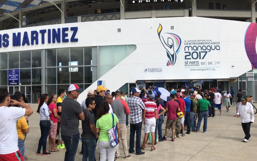 Aficionados abarrotan taquilla de estadio Dennis Martínez para adquirir boletos