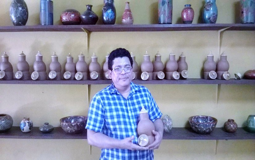 Job Balladares y su dispensador de pinol