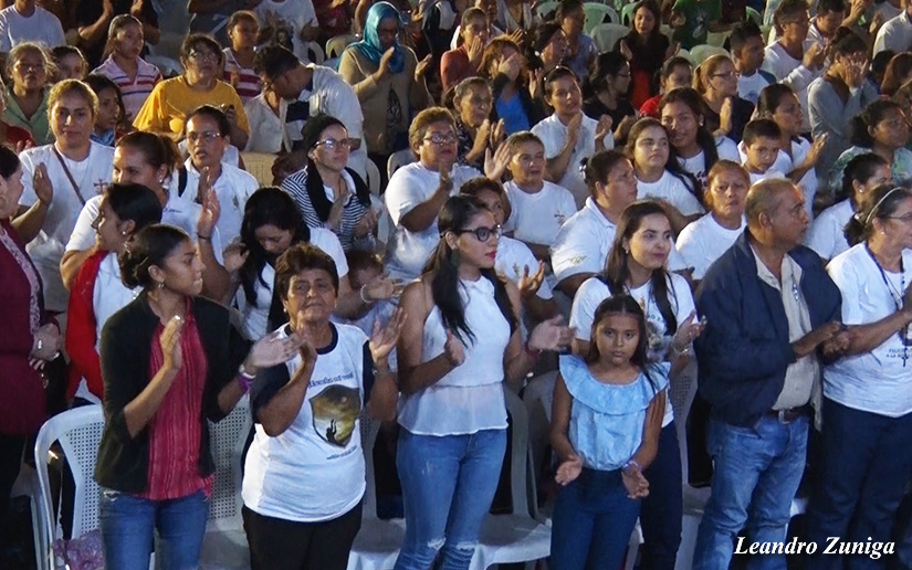 Realizan vigilia de adoración y alabanza en catedral de Managua