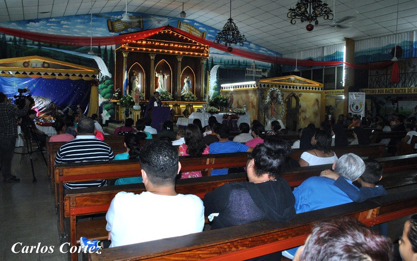 Familias capitalinas celebran tercer día del Novenario al Niño Dios