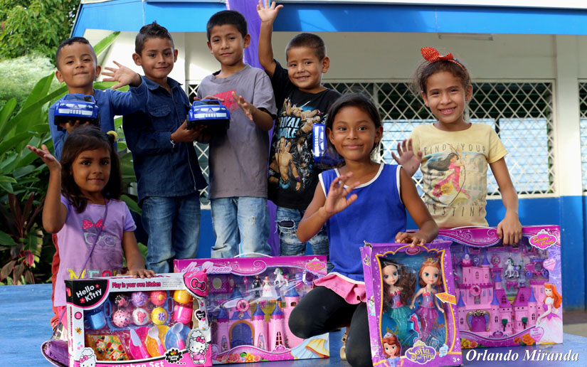 Entregan juguetes a niños del Colegio Público 14 de Septiembre