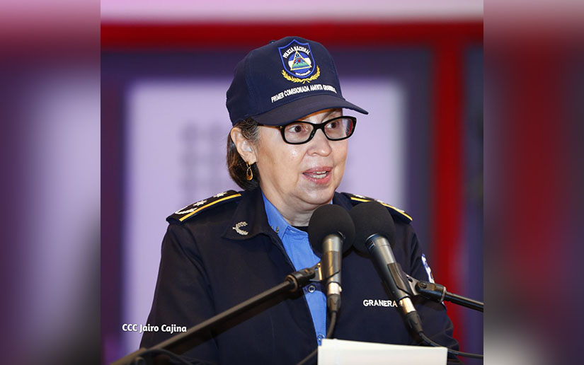 Nuevos oficiales de policía con formación humanista
