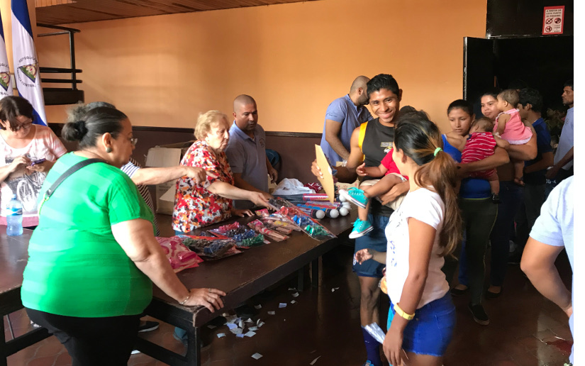 Asociación de Amigos del Teatro José de la Cruz Mena entregan juguetes a niños de Lechecuagos
