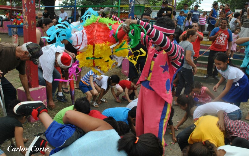 La niñez nicaragüense disfruta de las piñatas navideñas
