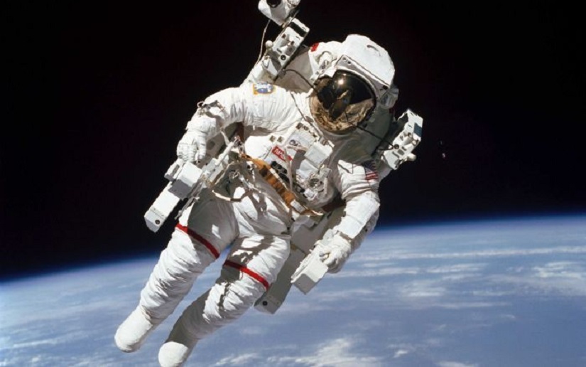 Murió Bruce McCandless, el primer astronauta que flotó en el espacio sin estar atado a una nave