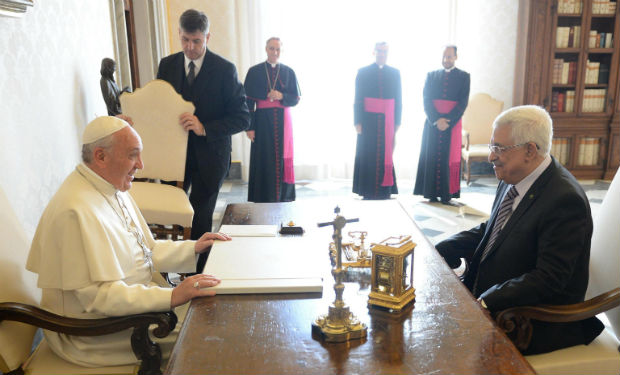 Papa Francisco y Mahmoud Abbás hablan sobre diálogos entre Israel y Palestina