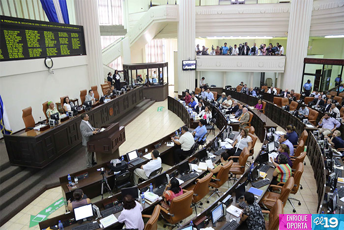 Ministro de Hacienda explica a diputados la propuesta del Presupuesto 2014