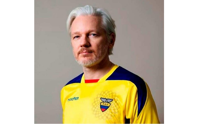 Resultado de imagen de Ecuador nacionaliza a Julian Assange y le concede una cédula de ciudadanía