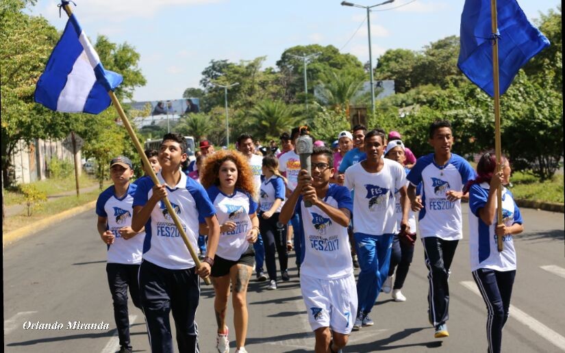 Estudiantes celebran la educación gratuita y de calidad