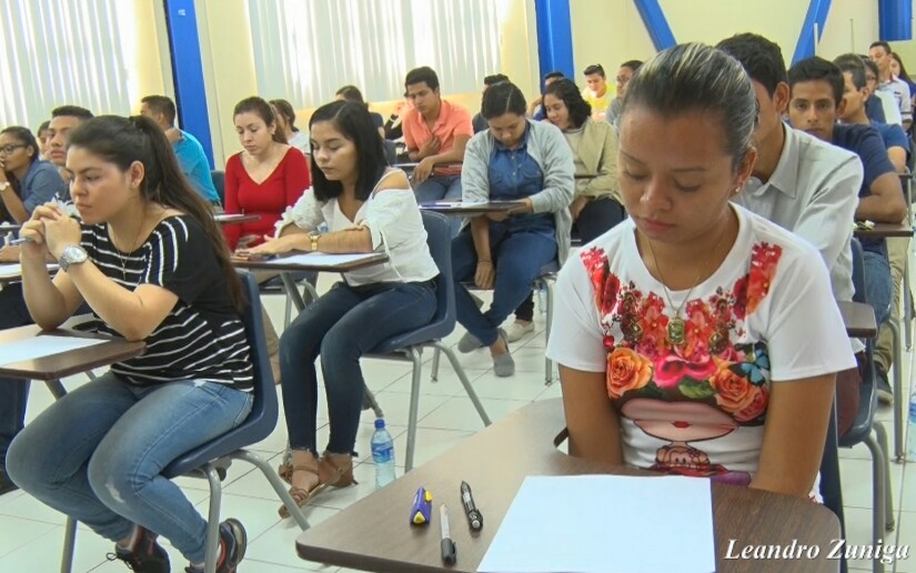 140 bachilleres hacen examen de admisión para estudiar becados por el Banco Central
