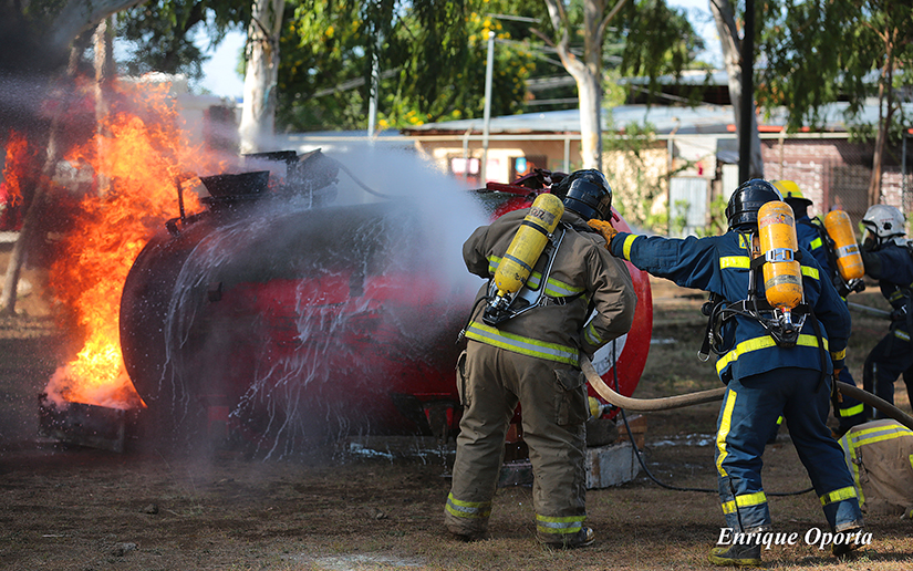 Bomberos Unificados realizan ejercicio de extinción de incendios en tanques con derivados de petróleo