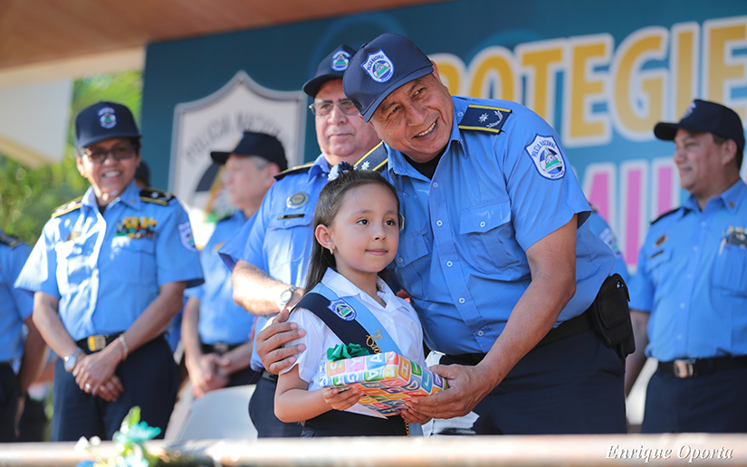 Policía Nacional entrega bono escolar a sus oficiales