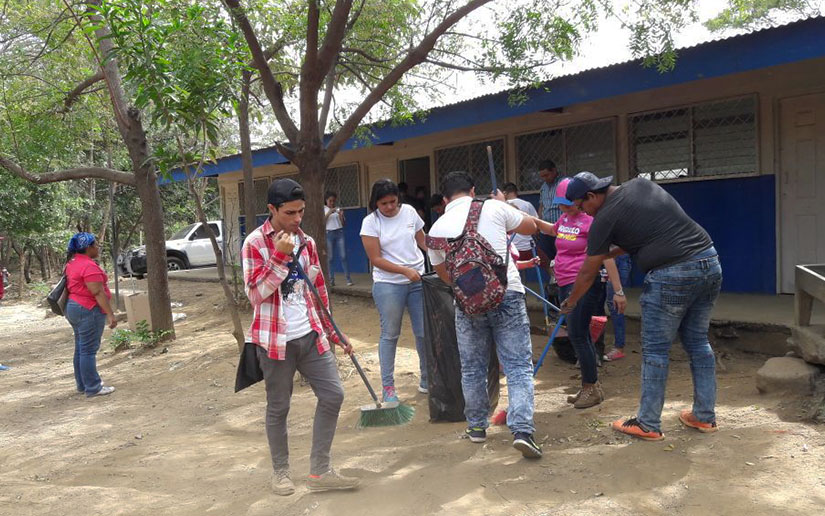 FES realiza jornada de limpieza y reforestación en colegios de Managua