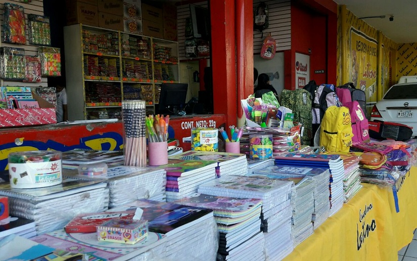 Comerciantes del Mercado Oriental ofertan artículos escolares a precios de feria