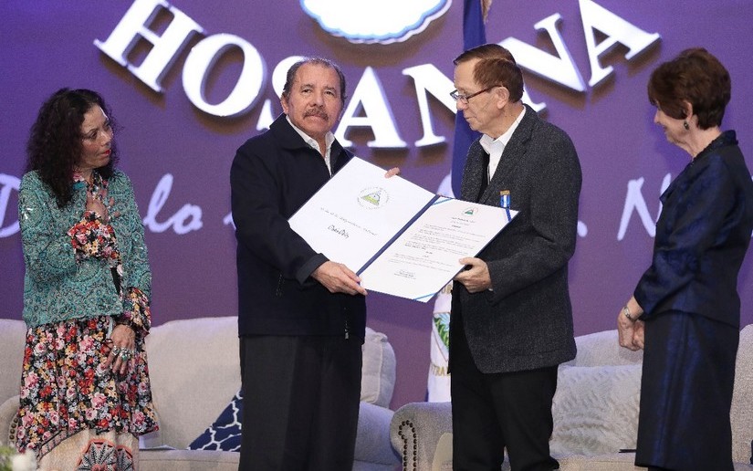 Daniel y Rosario otorgan ciudadanía nicaragüense y la orden Rubén Darío al pastor David Spencer