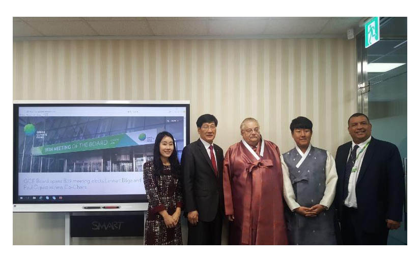 Entregan Hanbok a Ministro Paul Oquist en Corea