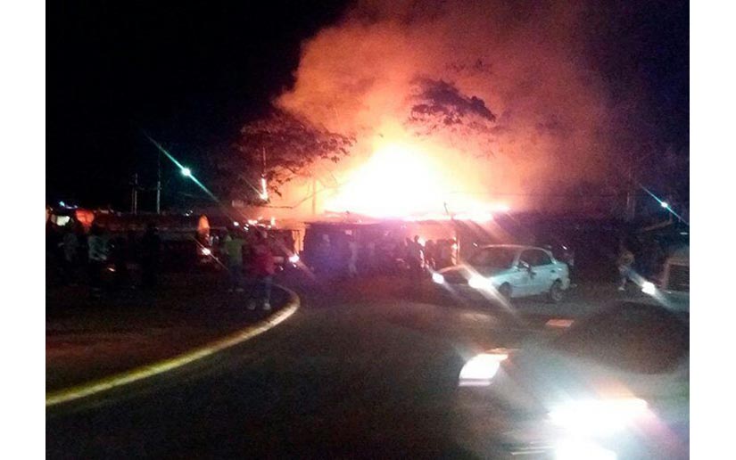 Incendio consume tramos en mercadito de la Zona Franca