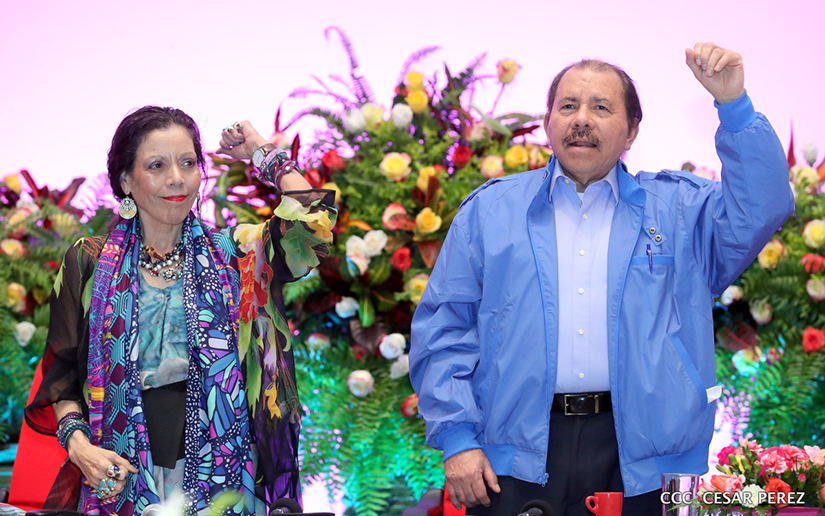 Daniel y Rosario saludan a periodistas nicaragüenses en su día