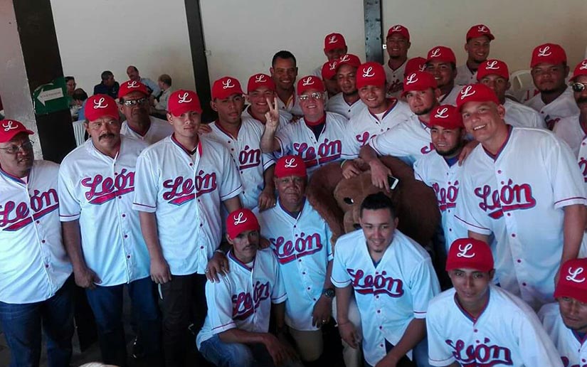 Leones de León reciben sus uniformes para el Pomares
