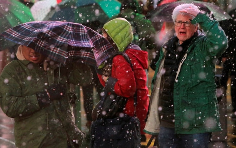 Al menos 5 muertos y cientos de vuelos cancelados por la poderosa tormenta invernal que azota la costa este de los Estados Unidos