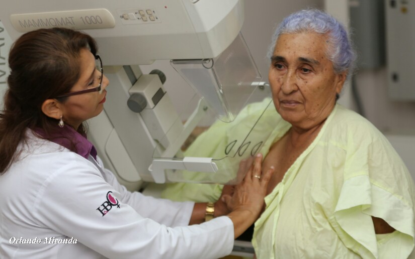 Realizan mamografías a mujeres de la tercera edad en saludo al 8 de marzo