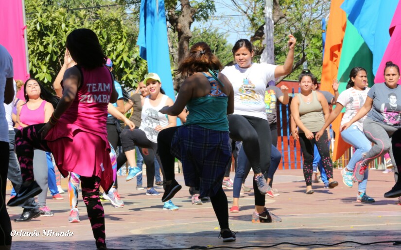 Mujeres celebran su día bailando 