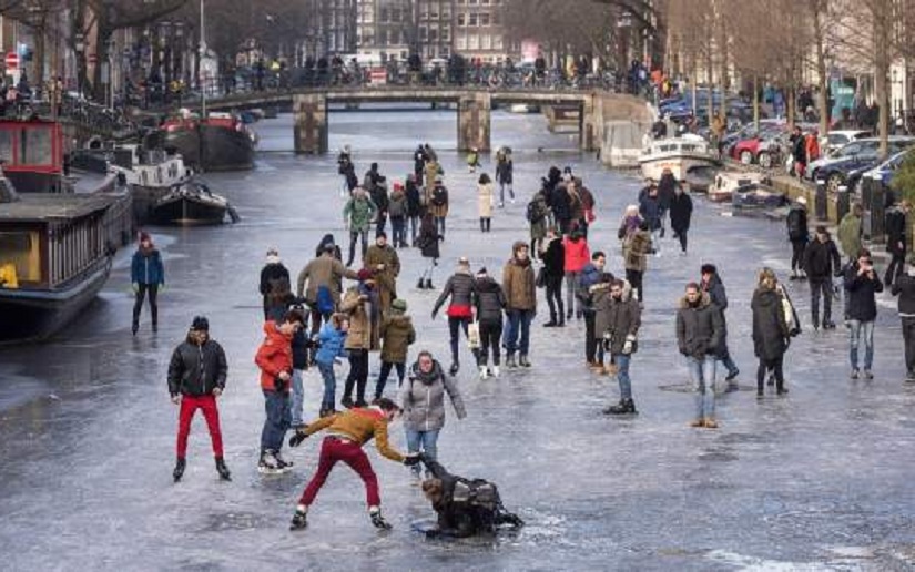 Los canales de Ámsterdam se convierten en pistas de patinaje debido al frío