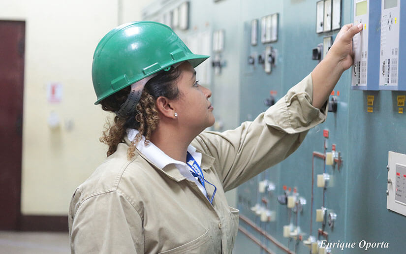 Mujeres obreras sobresalen en las labores del sector eléctrico