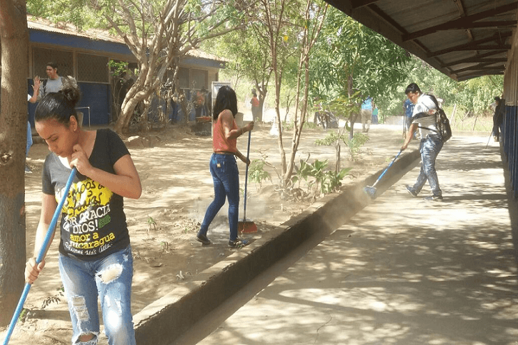 FES realiza jornada de limpieza y  reforestación en colegios