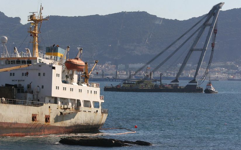 Al menos dos muertos tras explosión en un puerto de Italia