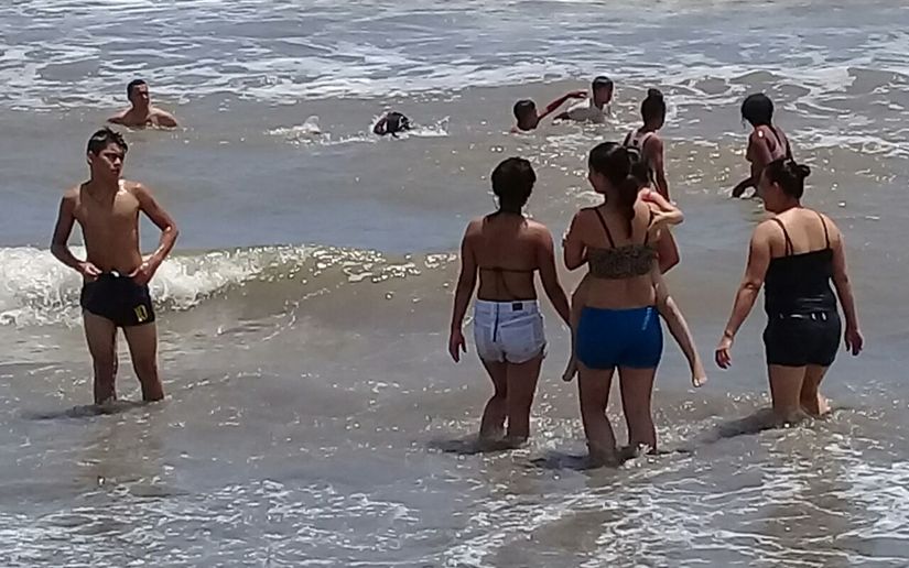 Miles de turistas llegan a playas de El Bluff