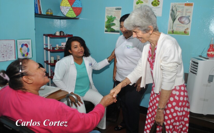 Ministra cubana de Ciencia, Tecnologia y Medio Ambiente visita centros de medicina alternativa en Nicaragua