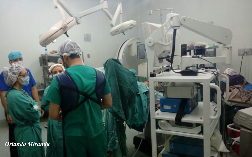 Médicos españoles operan a pacientes con problemas urinarios y de la próstata